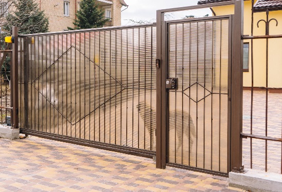 Купить ворота из профлиста с элементами ковки, с металлическими столбами в рамке или под дерево в Армавире от 153780 руб