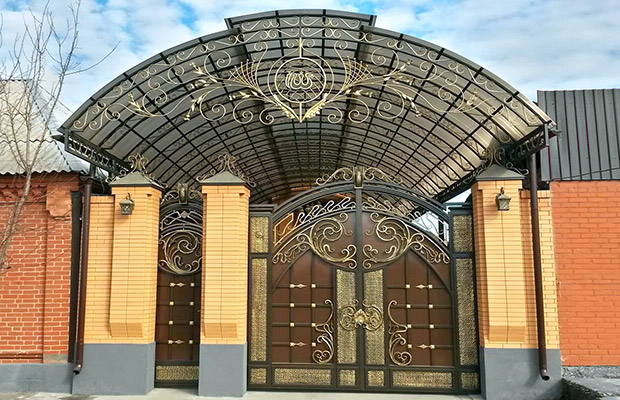 Купить или заказать ворота для дома с навесом - стильные и надежные решения для вашего участка в Армавире от 41675 руб | ВоротМастер-Рмв